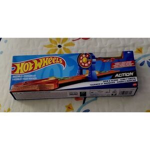 NIB HOT WHEELS SPIN AND SCORE ACTION SET
